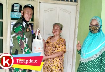 Babinsa Kelurahan Bugel Karbak Bagikan Bantuan Beras Kepada Warga
