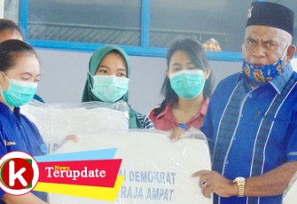 DPC Demokrat Raja Ampat Serahkan APD Untuk Paramedis