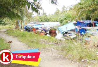 Armada perahu nelayan bersandar ditangkahan setempat.