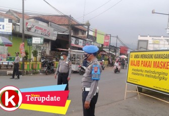 Polsek dan Koramil Limpung Edukasi Warga Gunakan Masker