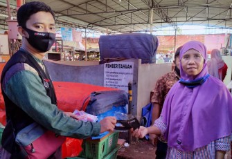 PPPA Daarul Qur'an Galakkan Gerakan Berbagi Masker di Pasar-pasar Tradisional