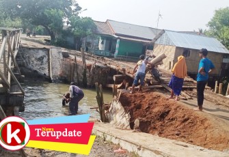 pasca kejadian pedagang tikar keliling terjun bebas saat melintas di atas jembatan