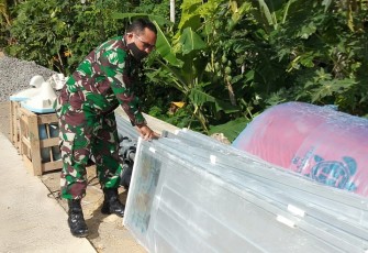 Kapten Inf Djoko Cek Satu-Persatu Bahan Bangunan dengan Teliti