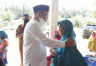 Bupati Labuhanbatu H. Andi Suhaimi Dalimunthe ST MT saat memberikan sambutan di acara penyerahan BLT Dana Desa