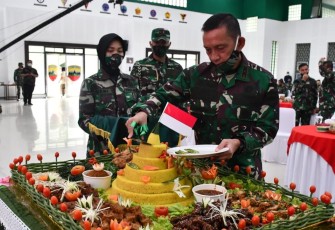 Pangdam I/BB Mayjen TNI MS Fadhilah saat potong tumpeng HUT ke-70 Kodam I/BB