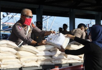 Polda Bengkulu dan Bhayangkari Kembali Bagikan Beras dan Makanan Sambut Hari Bhayangkara ke-74
