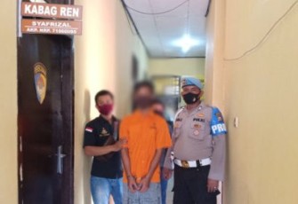 Tersangka (diborgol) saat diamankan