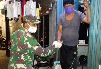 Babinsa Kelurahan Kebon Sirih Bagikan 100 Nasi Bungkus ke Warga Terdampak Covid-19