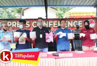 Kasat Resnarkoba Polresta Barelang Kompol Abdul Rahman didampingi Kasubbag Humas Polresta Barelang AKP Betty Novia dan Kanit II Ipda Mega Satriatama