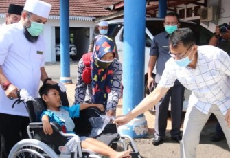 Wali Kota Bengkulu Helmi Hasan Saat Memberikan Bantuan Kursi Roda Kepada Kaum Difabel Secara Simbolis 