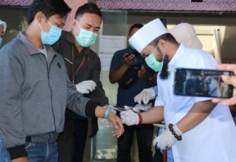 Wali Kota Bengkulu Helmi Hasan Lepas Pasien Yang Sembuh Dari Virus Corona 