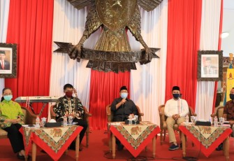 Bupati Blitar Rijanto (tengah) saat mengikuti webinar