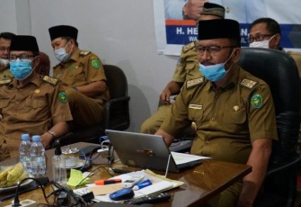 Sekretaris Daerah Kota Bengkulu Marjon Menjelaskan Tentang Pemberlakuan New Normal Kepada OPD Melalui Video Conference 