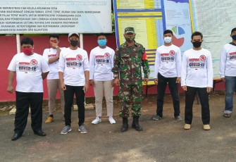 Babinsa Pelda Saiful  bersama tim relawan 