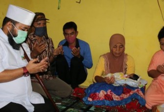Wali Kota Bengkulu Helmi Hasan Besuk Aisyah Almirah Bayi Penderita Omphalocele