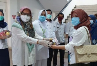 Direktur RSHD Kota Bengkulu Lista Cherlyviera Saat Melepas Pasien Yang Dinyatakan Sehat 