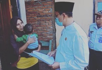Direktur PDAM Tirta Dharma Kota Bengkulu Sjobirin Hasan Kunjungi Pelanggan 2A Yang Menerima Program Air Geratis 