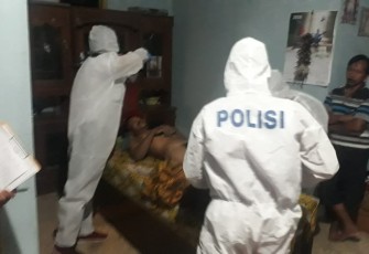 Petugas saat menangani mayat korban (foto: Istimewa)