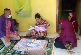 Kepala Dinas Damkar Kota Bengkulu Saipul Apandi Berikan Bantuan Untuk Aisyah Bayi Penderita Omphalocele