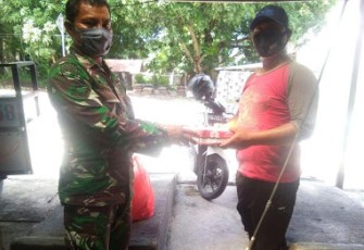 Babinsa 1310-01/Bitung saat Bagikan Nasi Kotak
