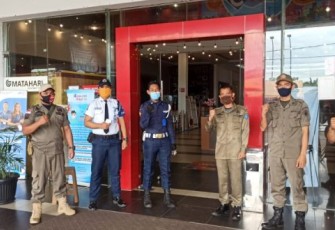 Petugas Satuan Polisi Pamong Praja Kota Bengkulu  Awasi Penerapan Protokol Kesehatan di Tempat Keramaian