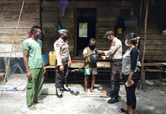 Polsek Singkep Barat Bagikan Sembako di Desa Bakong