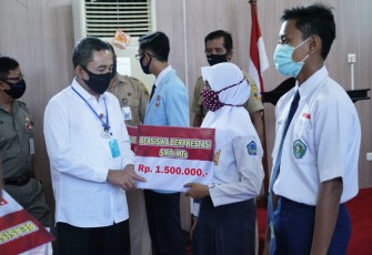 Bupati Pati Haryanto ketika menyerahkan beasiswa 
