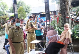 Bupati Rijanto saat Meninjau Masyarakat yang Ikut Program KB