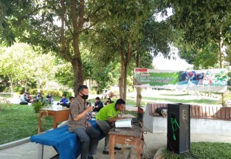 Kepala DLH Pemkab Blitar Krisna Triatmanto saat Menyampaikan Materi di Acara Webinar (foto: Faisal NR / Klikwarta.com) 