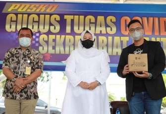 Ketua Dekransada Marlin Agustina Rudi (tengah) foto bersama pihak Gojek (baju hitam) dan Kadisperindag Gustian Riau