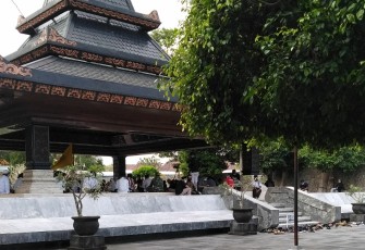 Makam Bung Karno saat Dikunjungi Peziarah (foto: Faisal NR / Klikwarta.com) 