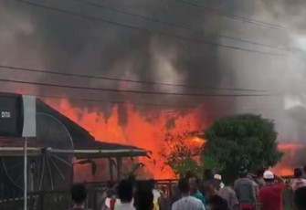 Kobaran api saat membakar satu unit rumah warga desa Pulo Sarok Singkil Kabupaten Aceh Singkil.