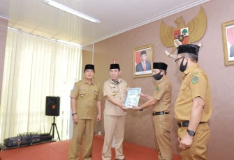 Bupati Rejang Lebong Ahmad Hijazi Menyerahkan E-KTP Sebanyak 460 Keping Untuk 12 Kecamatan 