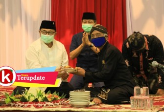 Bupati Blitar Rijanto saat memberikan nasi tumpeng kepada pelaku seni Macapat (foto: Faisal NR / Klikwarta.com)  