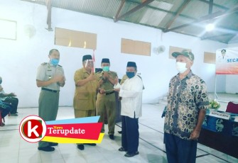 Walikota Santoso saat Menyerahkan Sertipikat Tanah kepada Masyarakat (foto: Faisal NR / Klikwarta.com) 