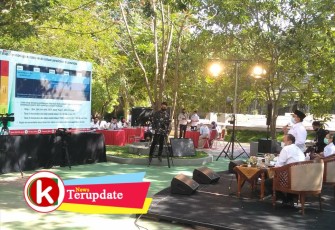 Bupati Rijanto saat Menyampaikan Materi di Acara Webinar (foto: Faisal NR / Klikwarta.com)