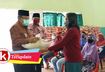 Walikota Santoso ketika Menyalurkan Beras dari JPS kepada Masyarakat (foto: Faisal NR / Klikwarta.com) 