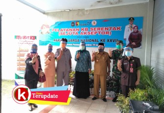 Walikota Santoso (tiga dari kanan) di Acara Program KB Serentak Peringati Harganas (foto: Faisal NR / Klikwarta.com) 