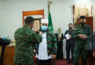 Wali Kota Bengkulu Helmi Hasan Terima Piagam Penghargaan Sebagai Bentuk Kehormatan dari Komandan Korem 041/Gamas Bengkulu Brigjen TNI Kav Yanuar Adil