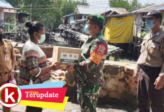 Babinsa didampingi Bhabinkamtibmas dan Lurah Kelurahan Tanjung Piayu memberikan Sembako kepada Warga yang Tertimpa Bencana Puting Beliung