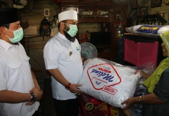 Wali Kota Bengkulu Helmi Hasan dan Wakil Wali Kota Bengkulu Dedy Wahyudi Salurkan Bantuan Perabotan Rumah Tangga Kepada Lansia 