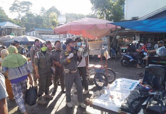Kasatpol PP Bengkulu Tengah Gunawan R Melakukan Sosialisasi Persiapan New Normal di Pasar Taba Penanjung 