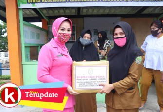 Bhayangkari Cabang Lingga saat salurkan Bantu