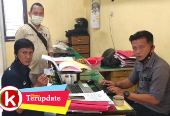 Wartawan MNC TV saat melaporkan akun FB 'RM'