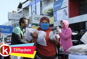 Giliran Pedagang Pasar Panorama Terima Bantuan Beras dan Paket Makanan dari Polda Bengkulu