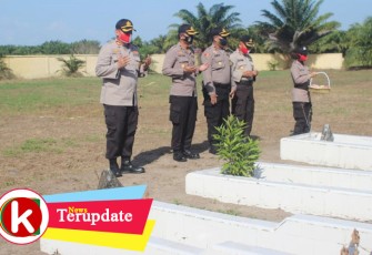 Kapolres Aceh Singkil AKBP. Mike Hardy Wirapraja Sik bersama jajarannya saat melakukan ziarah ke makam pahlawan Setempat.