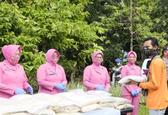 Polda Bengkulu dan Bhayangkari Bagikan Beras Kepada Petugas Kebersihan Jalan Kota Bengkulu