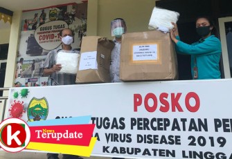 Tionghua Singkep Bersatu Serahkan Bantuan APD ke Tim Gugus Tugas Covid-19 Lingga