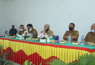 Bupati Asahan saat rapat dengan seluruh Pejabat Struktural di jajaran Dinas Pendidikan Kabupaten Asahan