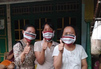 Warga Wlahar terima bantuan masker